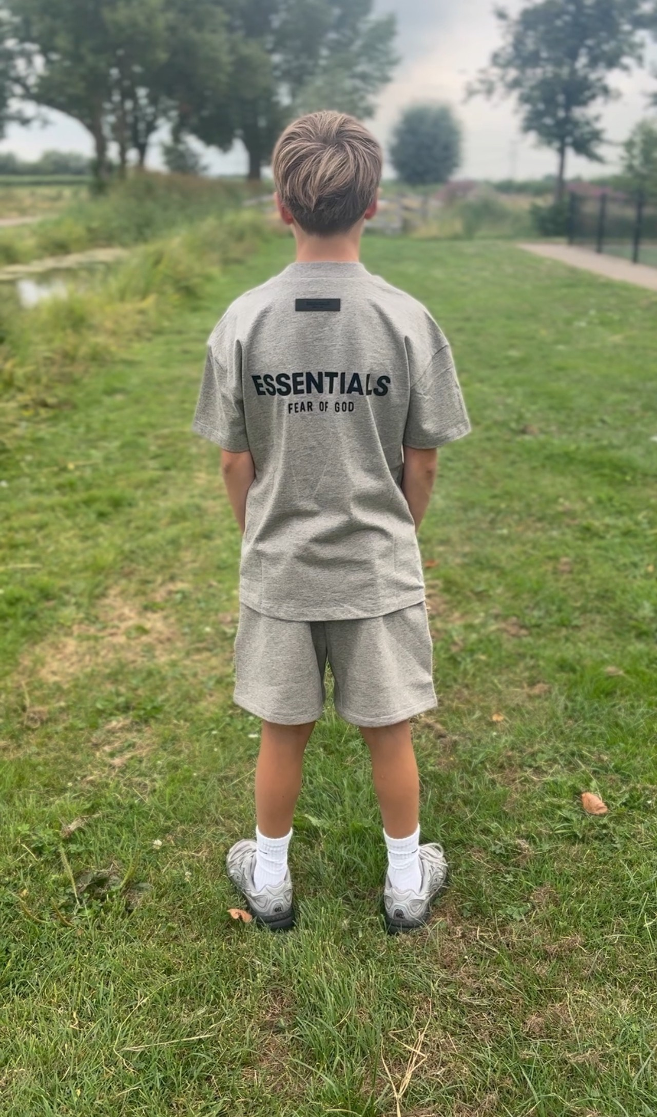 Essentials fear of god kids grijs