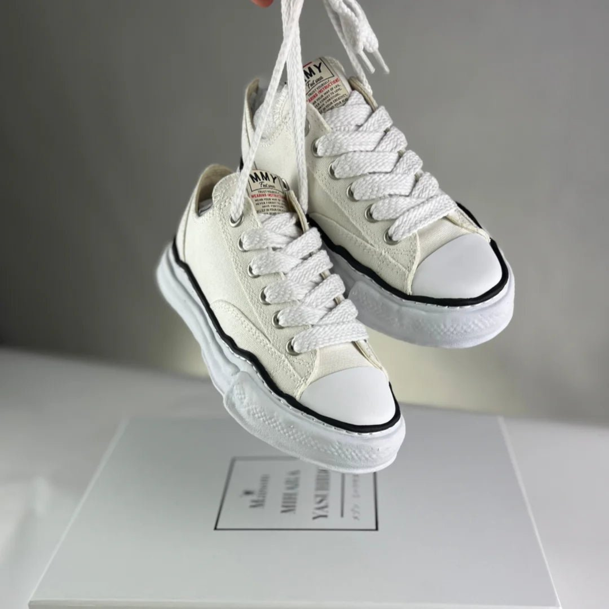 maison mihara wit lage sneakers